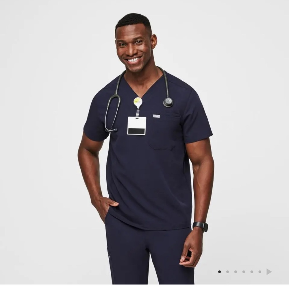 Men’s FIGS Technical Collection Leon Three-Pocket Scrub Top Navy Size Large